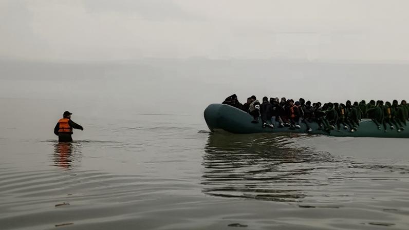 Mais de 200 mil migrantes já cruzaram o Canal em barcos pequenos desde 2018