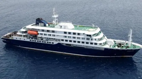 Navios de cruzeiro com hantavírus deixam Cabo Verde após evacuação de três