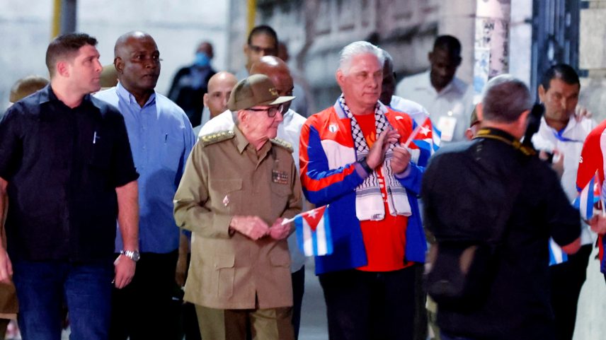 O atual ditador de Cuba, Miguel Díaz-Canel, e seu antecessor Raúl Castro. (Foto: Ernesto Mastrascusa/EFE)