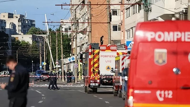 Getty Images Emergency service workers and vehicles outside an apartment building hit by a drone, in the city of Galati, Romania