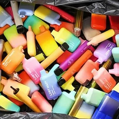 Depósito de £5 em vapes para evitar incêndios, dizem empresas de resíduos
