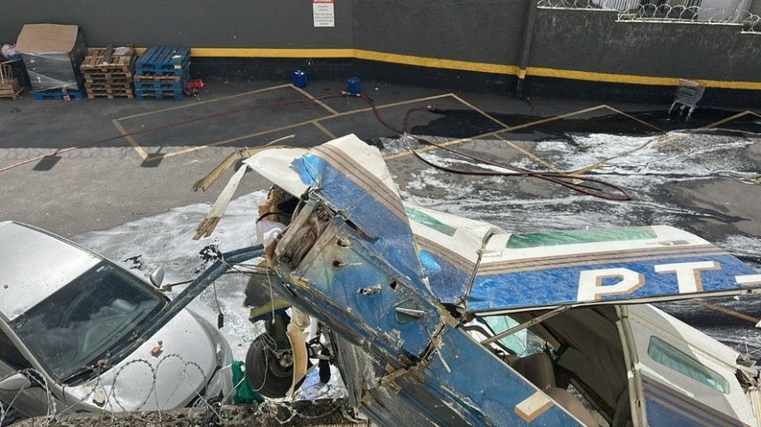 Avião de pequeno porte bate em prédio em Belo Horizonte — Foto: Corpo de Bombeiros de Minas Gerais