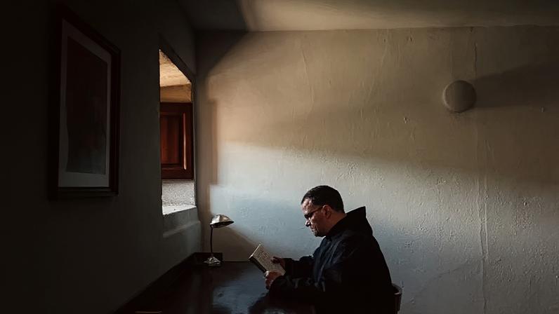 Um monge do Mosteiro de Santo Domingo de Silos, na Espanha (Foto: Abadia de Santo Domingo de Silos/CNA)