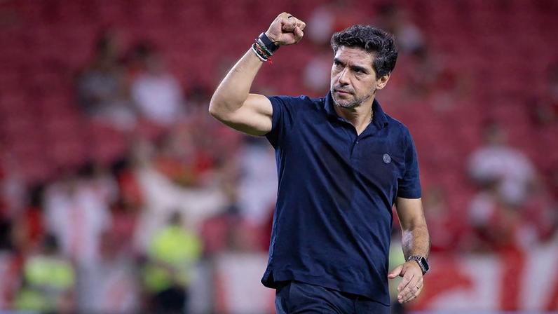 Abel Ferreira comemora vitória do Palmeiras contra o Inter no Beira-Rio
