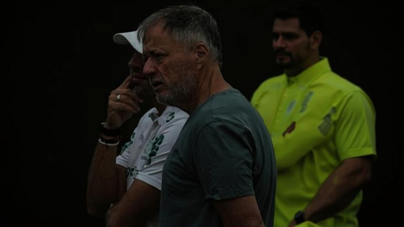 Abel Ferreira e Anderson Barros conversam durante treino do Palmeiras na Academia de Futebol