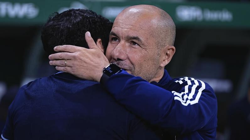 Abel Ferreira e Leonardo Jardim se cumprimentam antes de Palmeiras x Cruzeiro, pelo Brasileirão 2025
