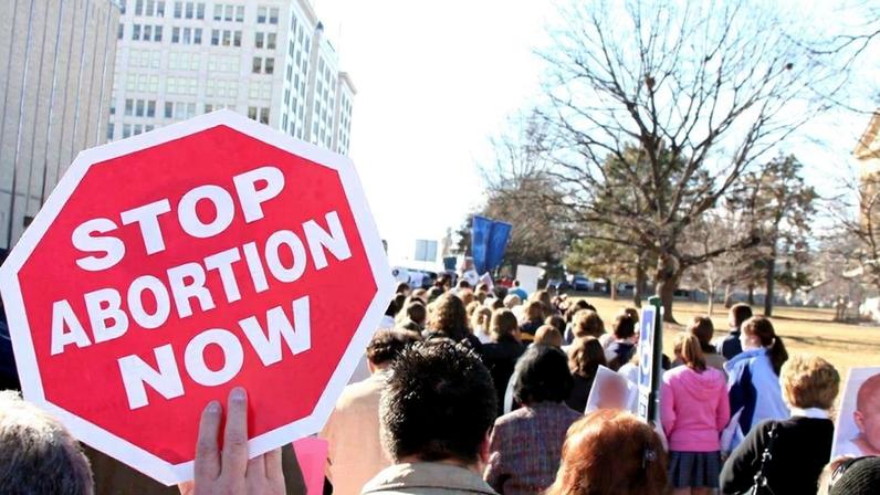 Ativistas contra o aborto em manifestação nos EUA (Foto: Maria Oswalt/Unsplash)