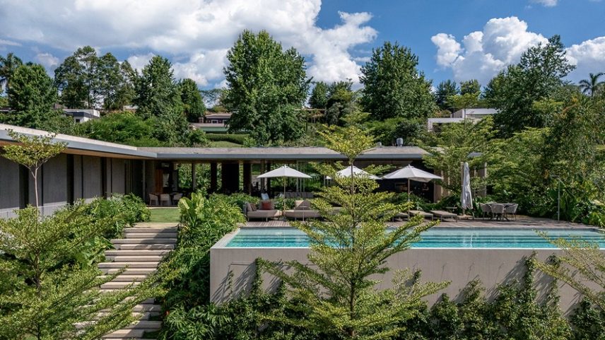 LAZER | A casa de 400 m² foi projetada pelo escritório Sabella Arquitetura, com interiores de Kalili Kibrit Arquitetura. Nas laterais das escadas, guaimbê e orelha-de-elefante. No pavimento inferior, barba-de-serpente e jasmim-estrela junto ao muro de contenção da piscina, além de árvores sete-copas