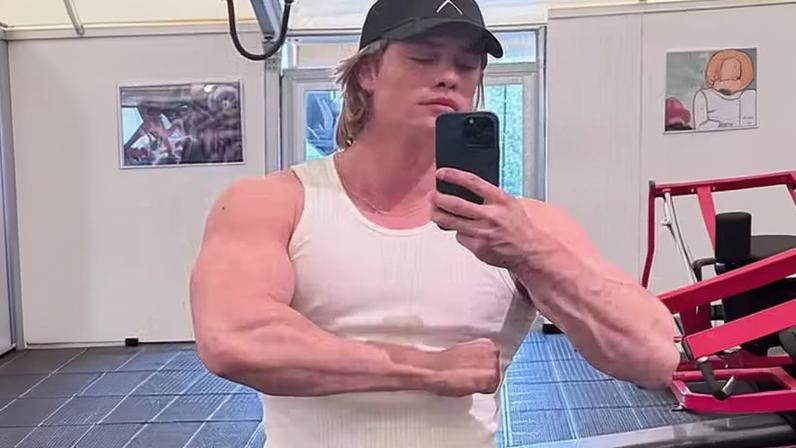 Nicholas Galitzine interpreta He-Man em 'Mestres do Universo' — Foto: Reprodução