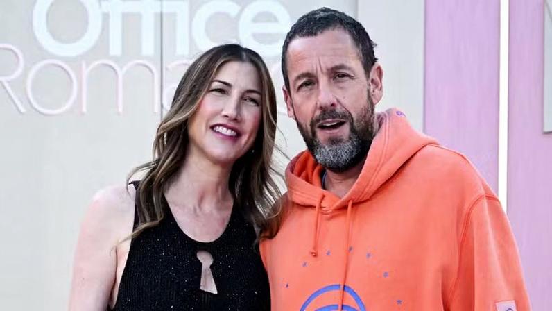 Adam Sandler e a esposa Jackie na première de 'Paixão de Escritório' — Foto: Getty