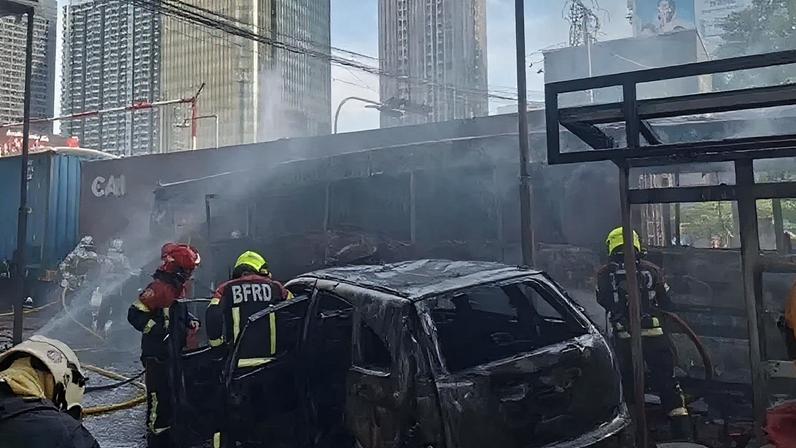 O acidente entre o trem e o ônibus público provocou chamas que se espalharam rapidamente