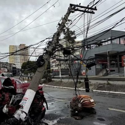 Motorista perde controle, derruba poste e fere dois jovens na Zona Oeste de SP