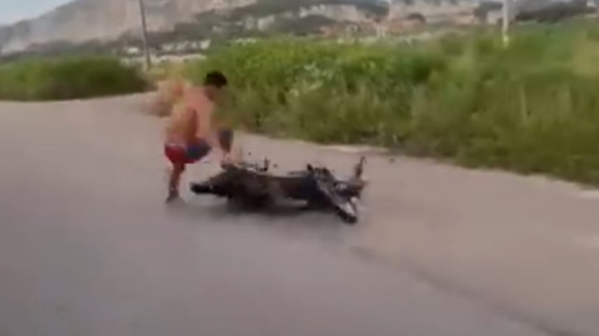 Imagem colorida, jovem de 16 anos morre após sofrer acidente ao dar "grau" de moto- Metrópoles