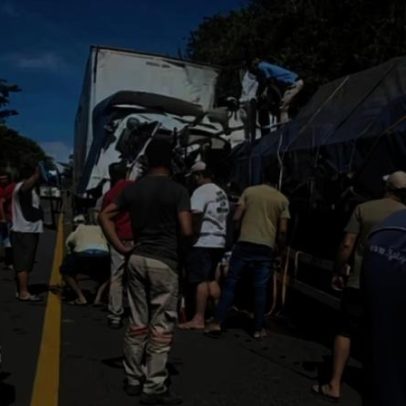 Acidente entre carretas na BR-251, em Padre Carvalho, deixa uma morte