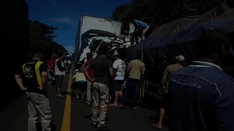 Acidente entre carretas deixa uma pessoa morta na BR-251, em Padre Carvalho