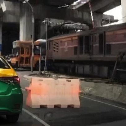 Acidente entre trem e ônibus na Tailândia deixa oito mortos