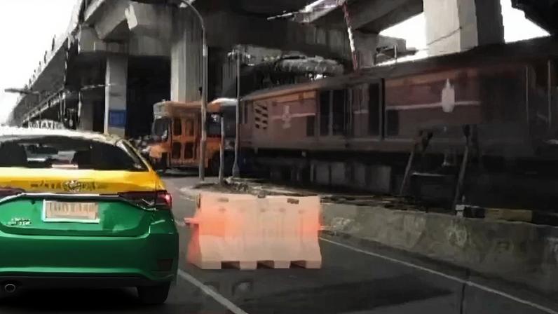 Acidente entre trem e ônibus deixa 8 mortos na Tailândia
