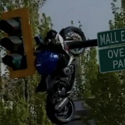 Acidente grave faz moto voar e ficar presa em semáforo no Canadá