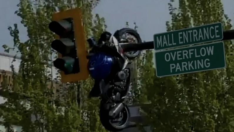 Acidente grave faz moto ficar presa em semáforo no Canadá