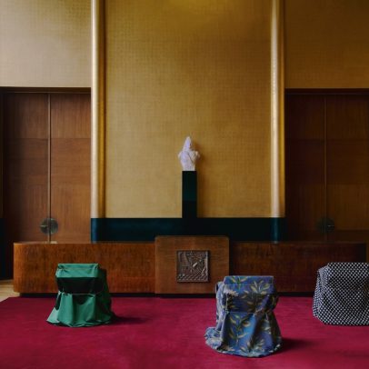 Interior Art Déco perto de Paris emoldura tecidos que são obras-primas
