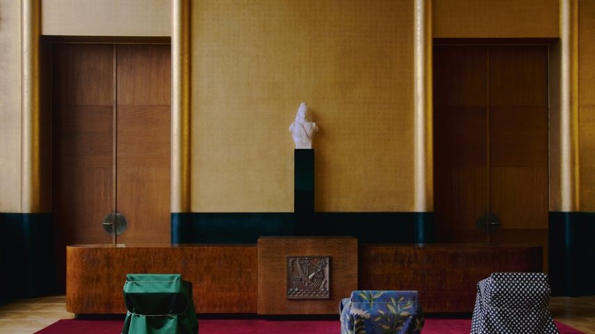 Perto de Paris, um interior art déco emoldura tecidos que são, eles mesmos, obras-primas — Foto: Alexandra Dautel | Estilo Sarah de Beaumont | Produção Noelann Bourgade