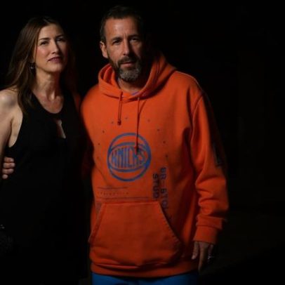Adam Sandler é criticado por vestir moletom na estreia da esposa