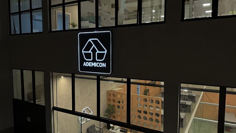 Fachada de uma das unidades da Ademicon no Paraná, estado que recebeu novas operações da empresa em meio ao crescimento da demanda por crédito planejado. (Foto: Divulgação)