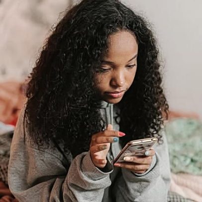 Manual orienta preservação do bem-estar de adolescentes na internet