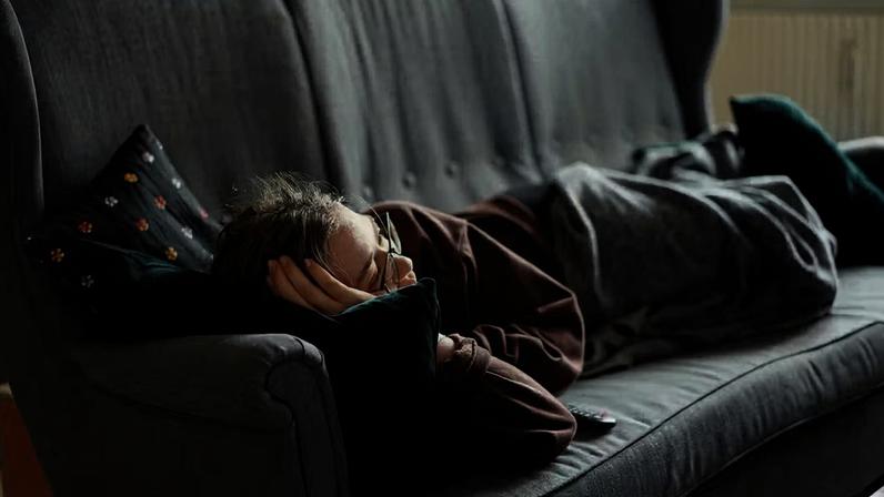 É como diz o poeta: 'a distância mais difícil de se percorrer é aquela entre o sofá e a porta'. Mas por que isso acontece? — Foto: Adrian Swancar/Unsplash
