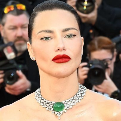 Adriana Lima chega ao Cannes com colar de esmeralda de 129 quilates