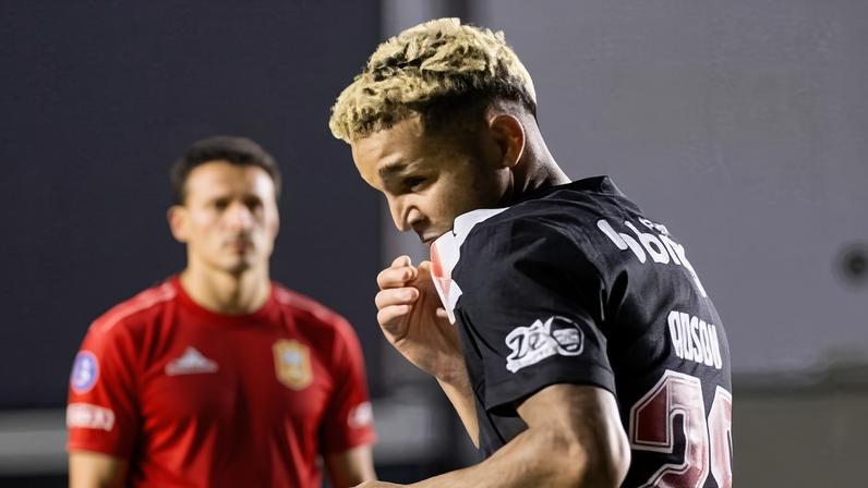 Adson comemora gol em Vasco x Barracas Central, pela Copa Sul-Americana