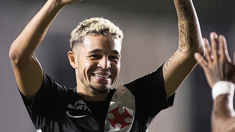 Adson, jogador do Vasco, celebra gol contra o Barracas Central