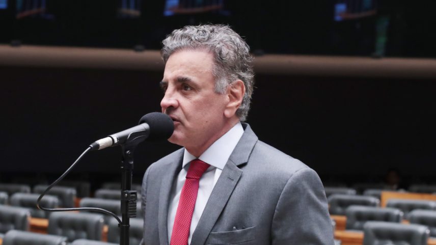 Deputado federal Aécio Neves fala ao microfone