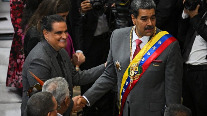 Alex Saab ao lado de Nicolás Maduro em janeiro de 2024 — Foto: Federico Parra/AFP