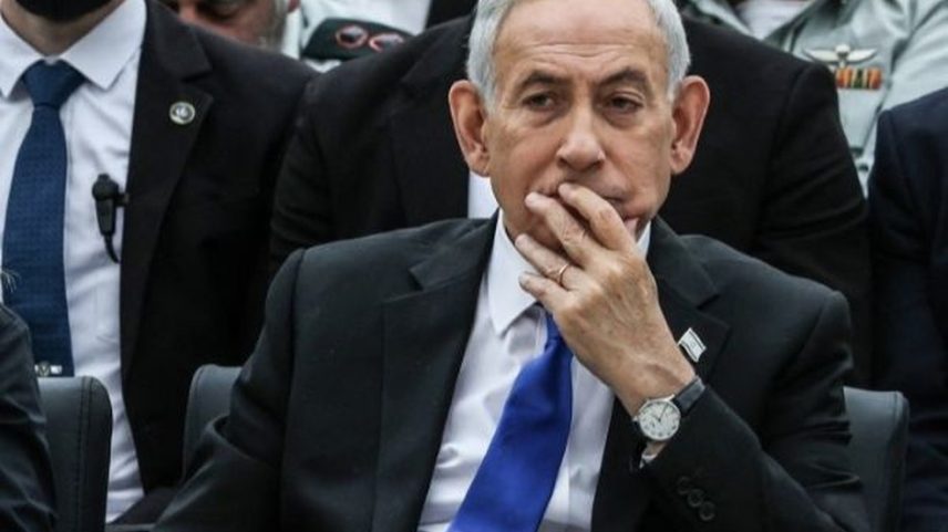 O primeiro-ministro de Israel, Benjamin Netanyahu, no Cemitério Militar do Monte Herzl, em Jerusalém, — Foto: Ilia YEFIMOVICH / POOL / AFP