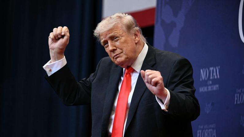 O presidente dos EUA, Donald Trump, faz sua dancinha característica após discursar sobre impostos e previdência social em The Villages, Flórida, em 1º de maio de 2026 — Foto: Jim WATSON / AFP