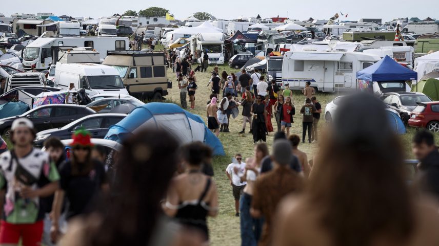 Placa de estrada traz alerta: "Campo de tiro, disparos de dia e de noite, perigo". Local recebe a festa rave “teknival” em uma área militar em Cornusse, perto de Bourges, no centro da França, em 2 de maio de 2026. — Foto: Kenko Tribouillard/AFP