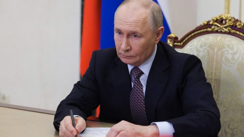 Nesta fotografia divulgada pela agência estatal russa Sputnik, o presidente da Rússia, Vladimir Putin, preside uma reunião do Conselho de Segurança por videoconferência em Moscou, em 8 de maio de 2026 — Foto: Mikhail METZEL / POOL / AFP