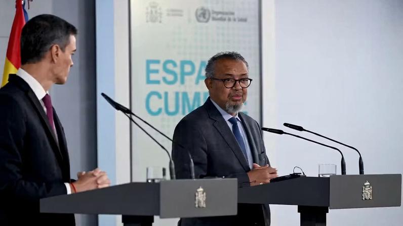 O primeiro-ministro da Espanha, Pedro Sánchez (à esquerda), e o diretor-geral da OMS, Tedros Adhanom Ghebreyesus, em coletiva de imprensa conjunta no Palácio de Moncloa, em Madri — Foto: JAVIER SORIANO / AFP