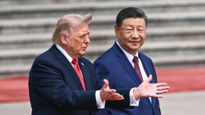 Trump ao lado de Xi Jinping na China, em 13 de maio de 2026 — Foto: BRENDAN SMIALOWSKI/AFP