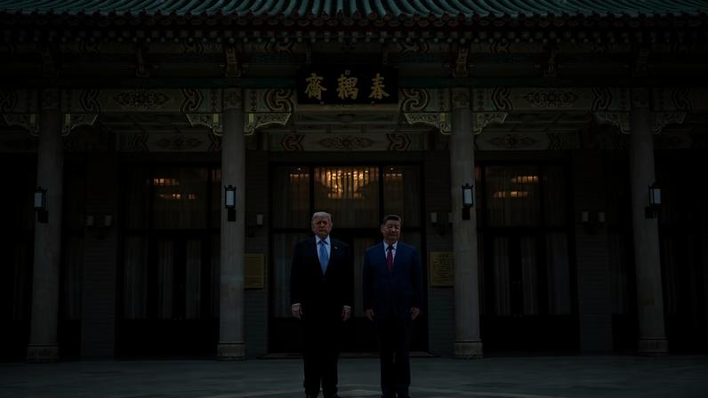 O presidente dos EUA, Donald Trump (à esquerda), posa para fotos com o presidente da China, Xi Jinping, durante uma visita ao Jardim Zhongnanhai, em Pequim, em 15 de maio de 2026. — Foto: Evan Vucci / Pool / AFP