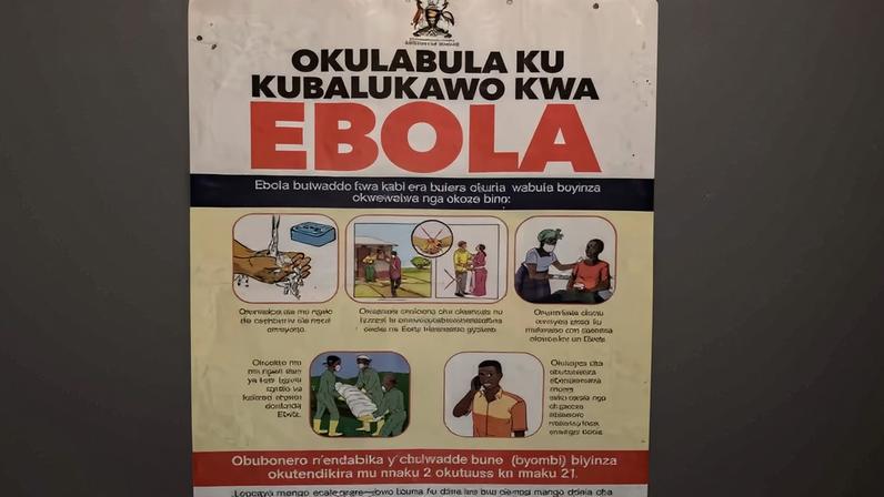 Cartaz com os números de contato de emergência para o Ebola está afixado em uma tenda na passagem de fronteira de Busunga, entre Uganda e a República Democrática do Congo, em Bundibugyo, em 18 de maio de 2026 — Foto: BADRU KATUMBA / AFP