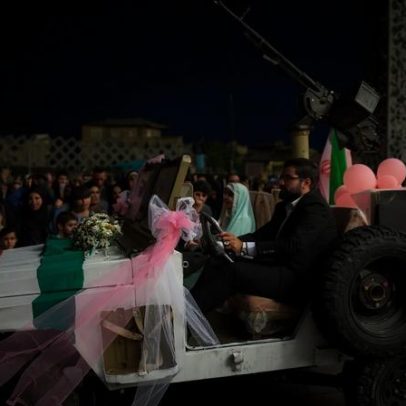 Centenas de noivos casam-se em Teerã em casamento coletivo
