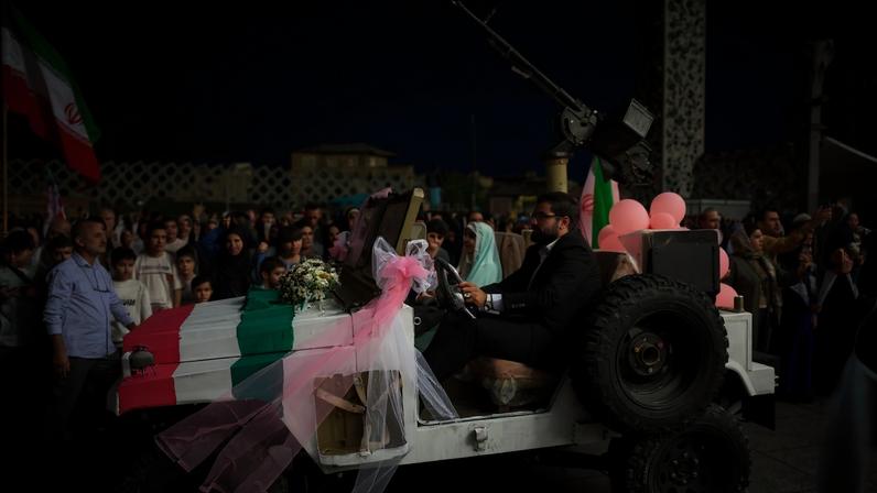 Casal chega para cerimônia de casamento coletivo na praça de Iman Hussein, em Teerã, no Irã, em 18 de maio de 2026.