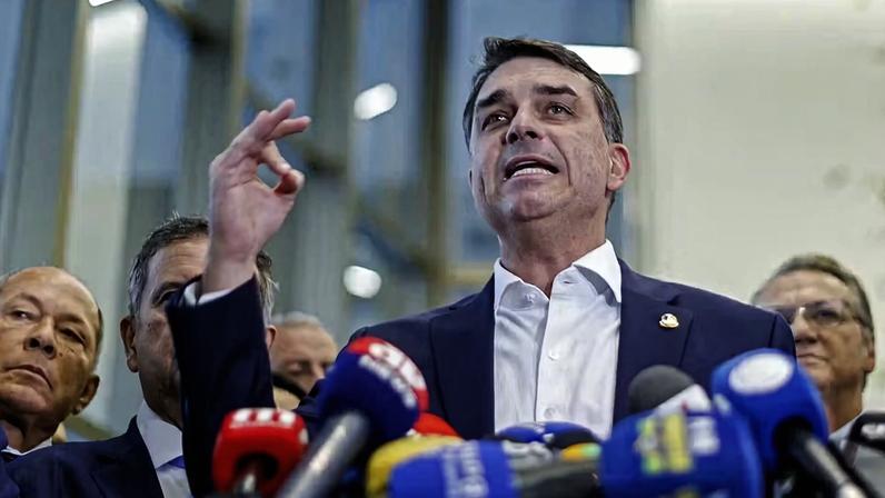 Depois de dizer que não tinha relação com Daniel Vorcaro, Flávio Bolsonaro admite no dia 20 de maio de 2026 visita ao banqueiro após a 1ª prisão do dono do Master — Foto: Sérgio Lima/AFP