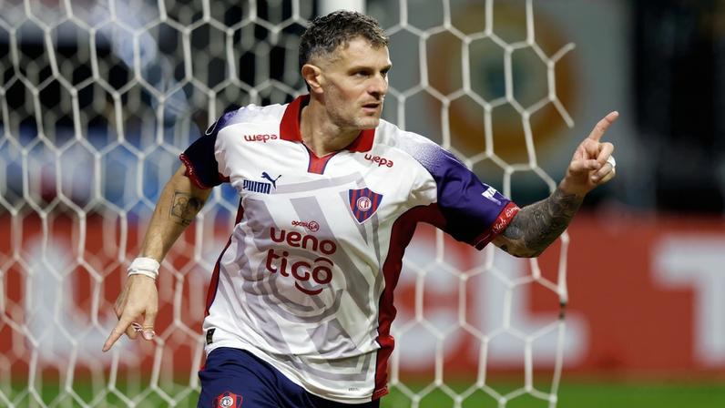 Vegetti garantiu a vitória do Cerro Porteño sobre o Palmeiras — Foto: Miguel SCHINCARIOL/AFP