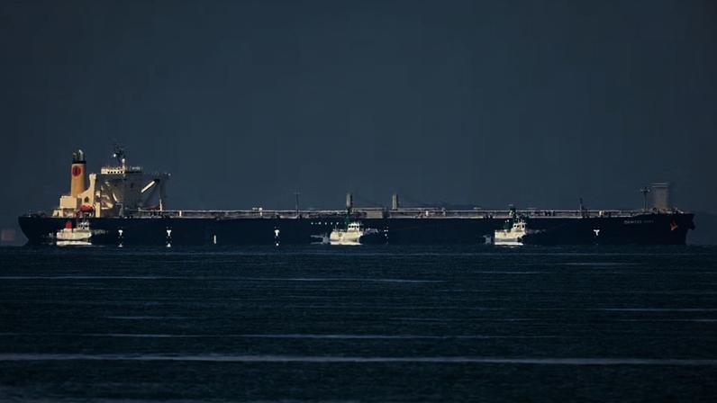 Petroleiro navega perto da cidade de Chita, na província de Aichi, após se tornar o primeiro com destino ao Japão a transitar pelo Estreito de Ormuz desde o início do conflito com o Irã. — Foto: JIJI PRESS / JIJI PRESS / AFP