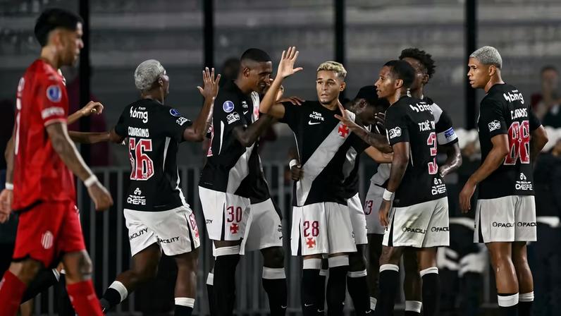 Vasco vai enfrentar o terceiro pior entre as equipes que terminaram em terceiro lugar na Libertadores — Foto: MAURO PIMENTEL / AFP