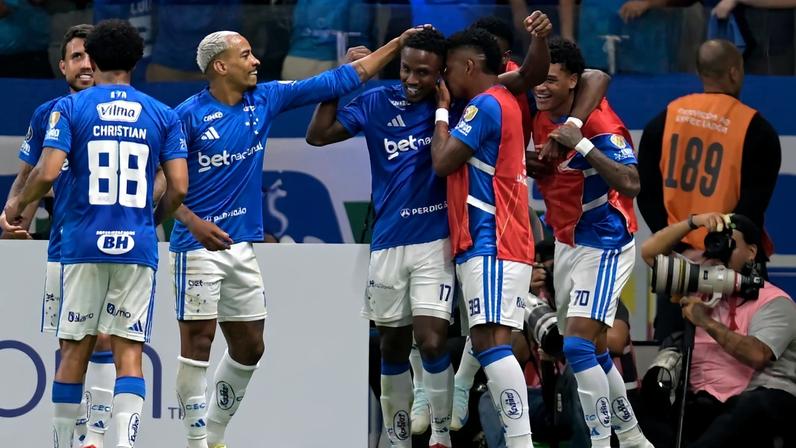 Sinisterra comemora gol pelo Cruzeiro — Foto: DOUGLAS MAGNO / AFP