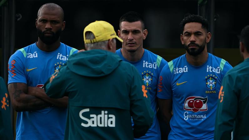 Carlo Ancelotti conversa com jogadores em treino da seleção brasileira nesta sexta-feira, na Granja Comary — Foto: Mauro Pimentel/AFP